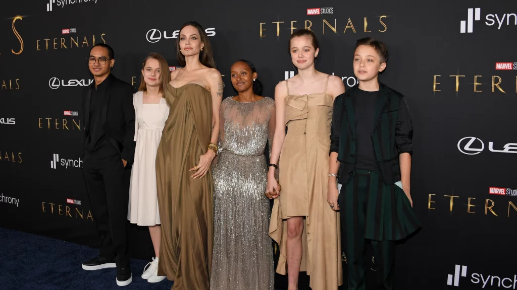 4 reglas que Angelina Jolie le puso a Brad Pitt y lo condenaron al fracaso 2 Moncloa Los hijos de Brad Pitt parecen ponerse del lado de Angelina Jolie sin dudarlo