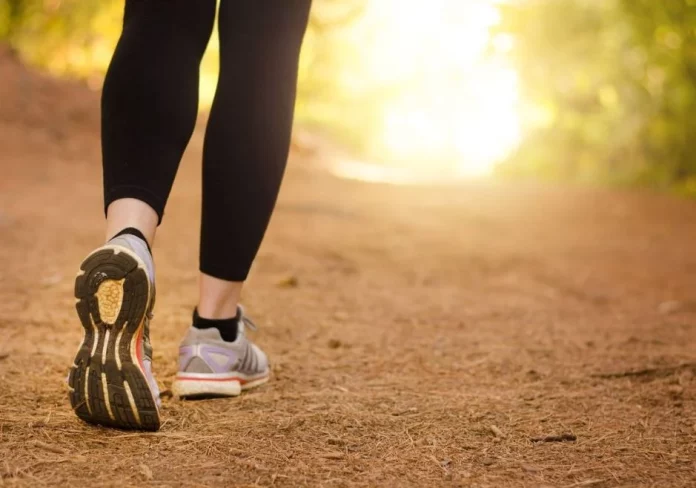 Bajar de peso y otros 3 beneficios inesperados de salir a caminar después de comer