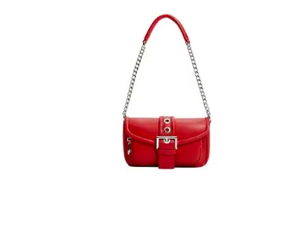 Complementa tu look con Stradivarius y su sofisticada bandolera 4 Moncloa bandoleraroja stradivarius Moncloa