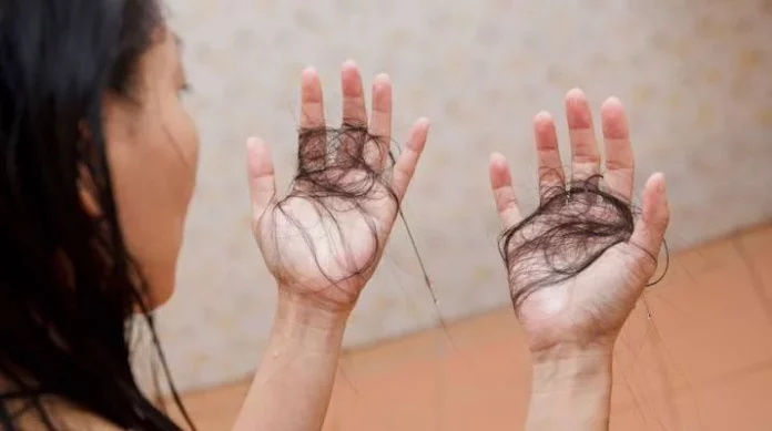 Caída del cabello: cómo saber si es normal o un signo de alerta para tu salud