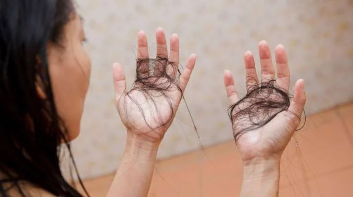Caída del cabello: cómo saber si es normal o un signo de alerta para tu salud