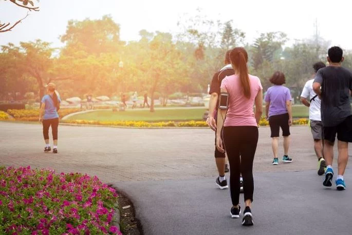 Estos son los consejos para dar más pasos por minuto en tu caminata