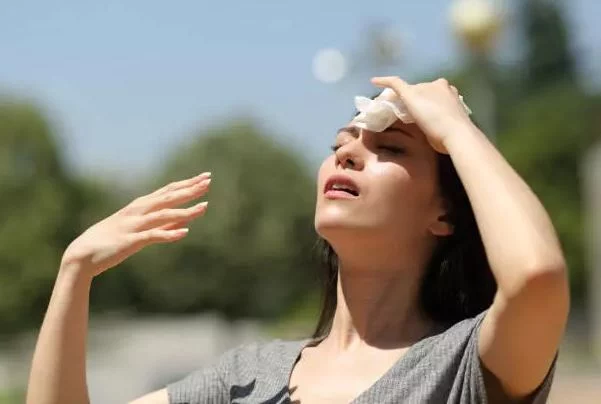 El error que cometes al refrescarte en verano que perjudica tu salud 1 Moncloa No cometas el error de bañarte con agua fría: estas medidas te puede ayudar