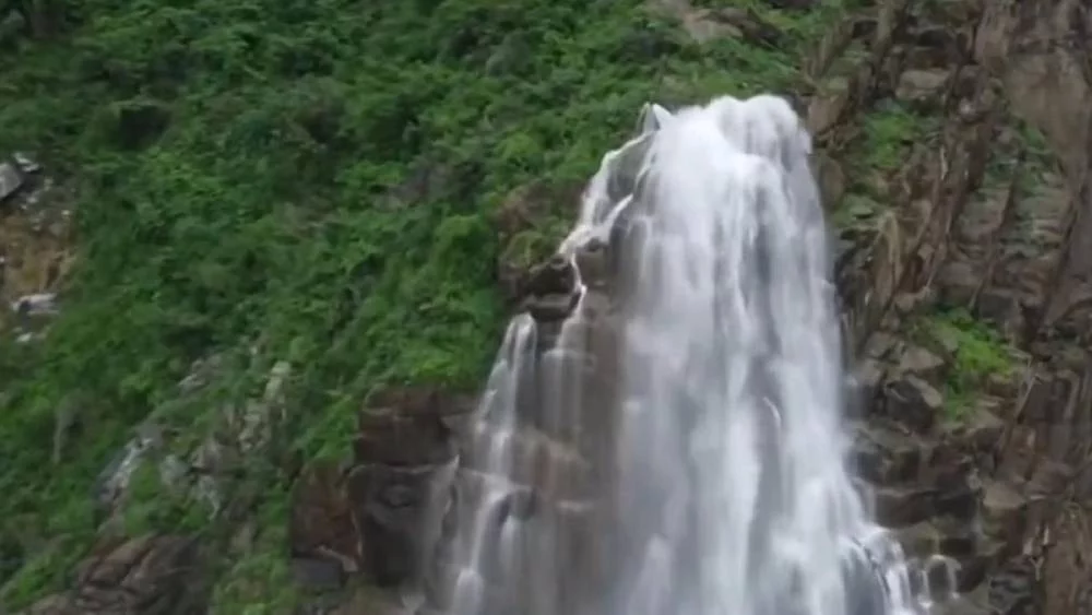 Un turista descubrió que la cascada más grande del mundo era falsa y la verdad se convirtió en viral 1 Moncloa Qué dijeron en China tras el descubrimiento del turista