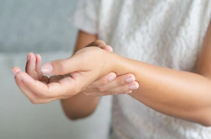 3 alimentos que causan dolores crónicos 2 Moncloa Además de evitar estos alimentos, estos tips pueden ayudar con el dolor crónico