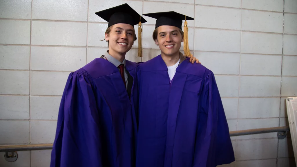Como Cole Sprouse, otras 3 estrellas que estudiaron carreras ajenas a la actuación 1 Moncloa Cole Sprouse hizo muchas cosas junto a su hermano Dylan en toda su vida