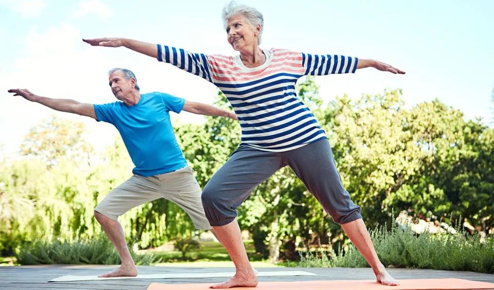 Cuatro ejercicios de yoga para que los mayores mejoren su movilidad