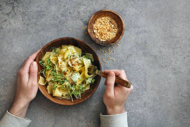 Prepara una ensalada veraniega de pasta fresca en 5 minutos