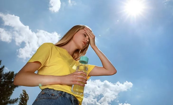 El error que cometes al refrescarte en verano que perjudica tu salud