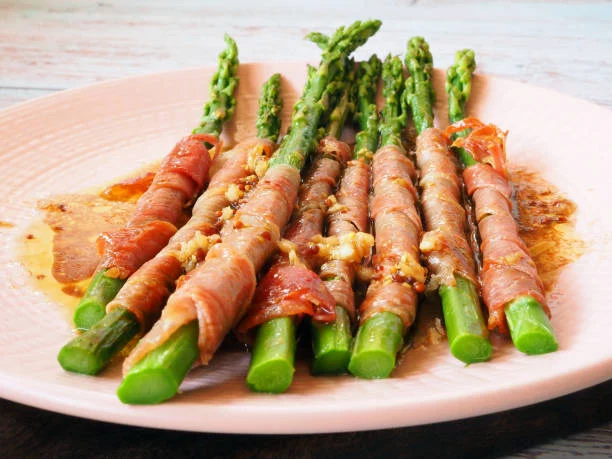 Espárragos al gratín: listos en 5 minutos con jamón y queso