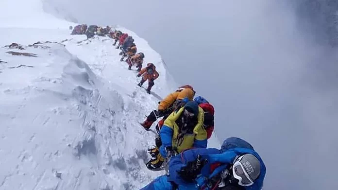 Embotellamiento en el Everest: la imagen viral que muestra el exceso de alpinistas