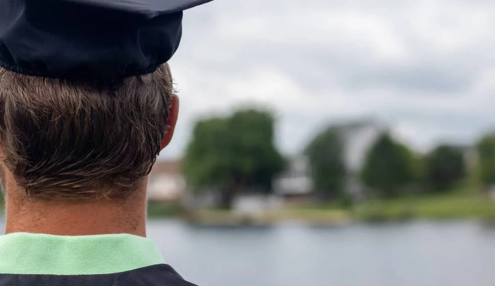 Profesor agredido en plena graduación: el vídeo que causa furor en Internet