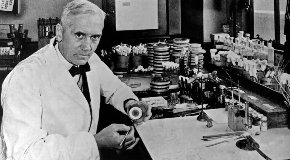 Mezcló químicos con maderas y creó el invento más importante de la historia sin darse cuenta 1 Moncloa Mezclar químicos y desechar moho: los inventos inesperados del mundo
