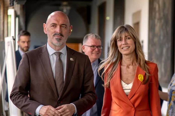 El rector de la Complutense, Joaquín Goyache, junto a Begoña Gómez, esposa de Pedro Sánchez, presidente del Gobierno