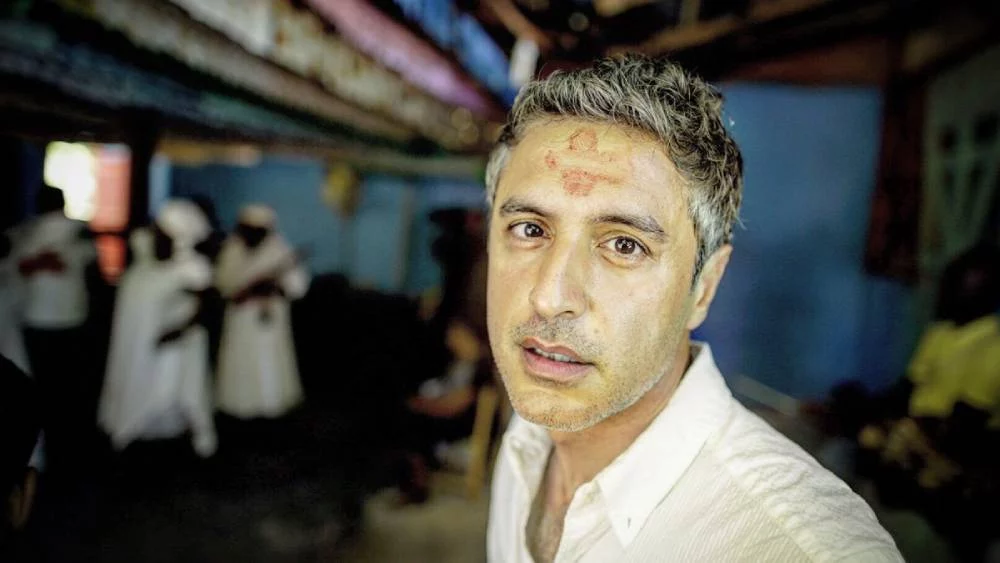 El aterrador vídeo viral de un reportero obligado a comer restos por una comunidad caníbal