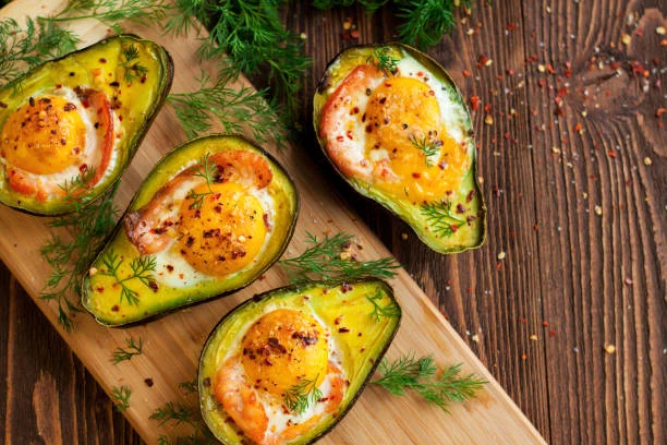 Aguacate con queso cheddar en la freidora de aire: Cena rápida y nutritiva 1 Moncloa Rellenar el aguacate con queso cheddar y huevo