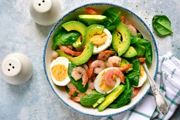Ensalada de patatas y gambones: lista en un santiamén para disfrutar al sol 2 Moncloa Un plato estrella de tus comidas veraniegas