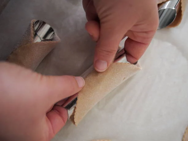 Preparación de los cannolis de merengue y limón