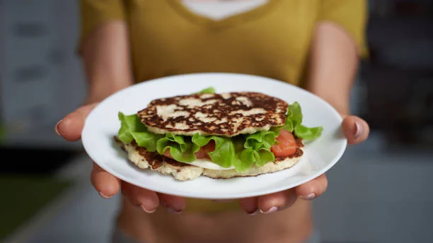 Pan saludable en microondas: receta casera con solo 3 ingredientes 2 Moncloa Puedes adaptar la receta a tus gustos y necesidades
