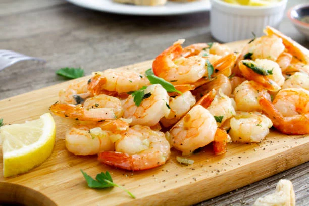 Ensalada de patatas y gambones: lista en un santiamén para disfrutar al sol 1 Moncloa Preparación de la ensalada de patatas y gambones