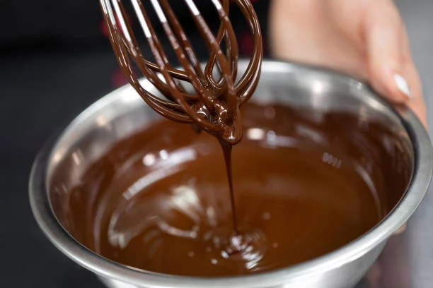 Rodajas de frambuesa bañadas en chocolate: ¡la receta viral que debes probar! 2 Moncloa Cubrir con chocolate fundido