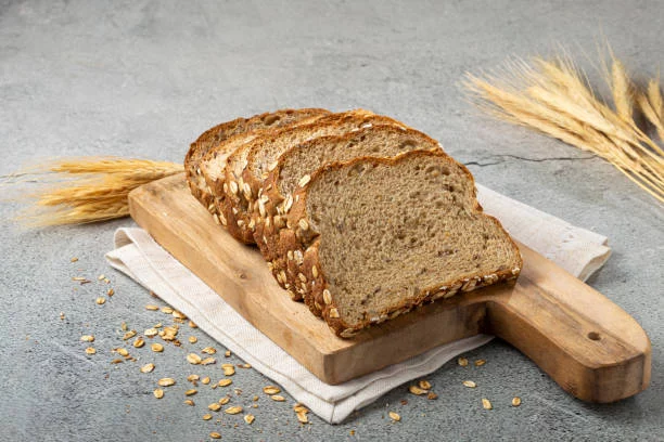 4 alimentos que te ayudan a bajar grasa 2 Moncloa El pan integral tiene poco aporte calórico