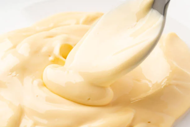 Mil hojas de chocolate blanco, dulce de leche y Oreo: el postre de ensueño que es viral 1 Moncloa Armado de la mil hojas de chocolate blanco, dulce de leche y Oreo
