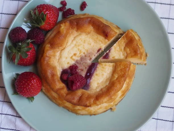 Cómo preparar una tarta de yogur en sartén, sin harinas, sin azúcares y con 4 ingredientes 1 Moncloa Preparación y cocción de la tarta de yogur