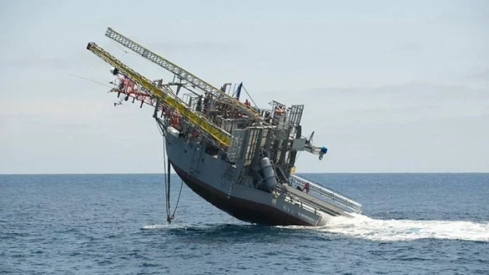 El misterioso barco vertical que parece desafiar la gravedad