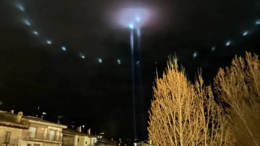 Luces misteriosas en el cielo de Teruel dejan sin palabras a científicos 1 Moncloa Luces misteriosas: otras experiencias extrañas