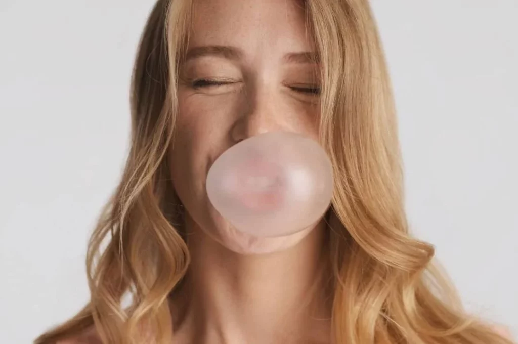 Consecuencias de mascar chicle que quizás no conocías