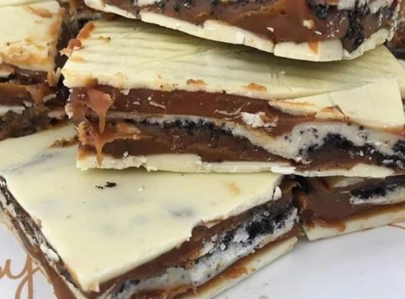 Mil hojas de chocolate blanco, dulce de leche y Oreo: el postre de ensueño que es viral
