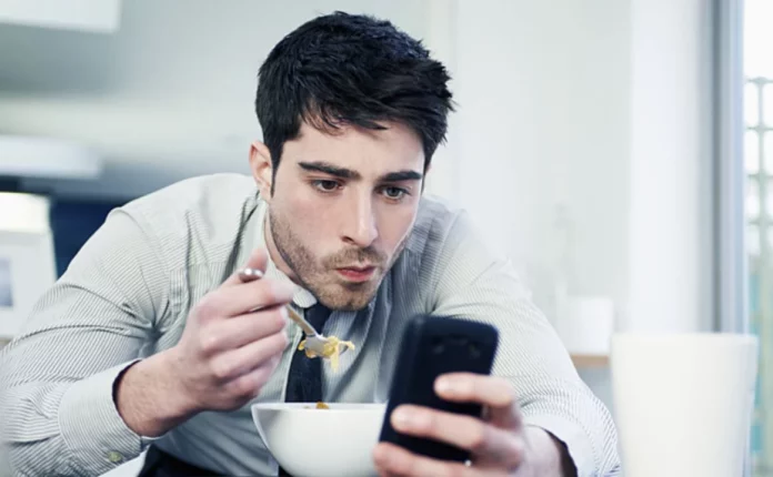 El motivo por el cual nunca deberías almorzar viendo el móvil