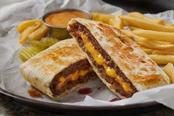 Descubre cómo hace pan chato relleno de carne y queso para una cena con amigos