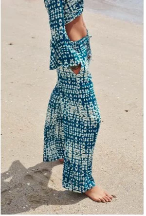 Zara se apunta a la moda de los estampados con la prenda ideal para tus fiestas de verano 3 Moncloa pantalonestampado zara Moncloa