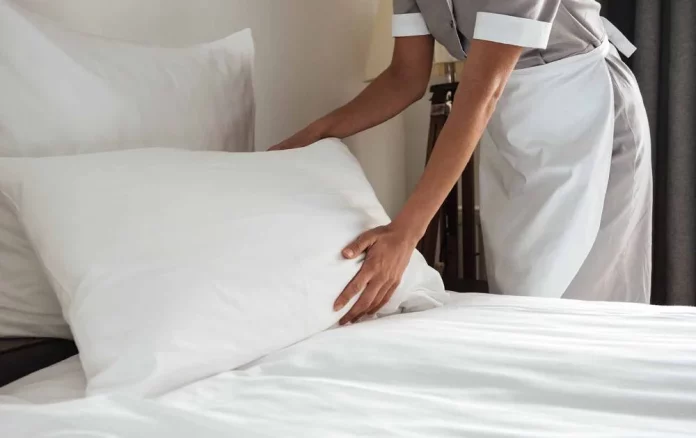 El truco secreto de los hoteles para tener almohadas impecables en casa
