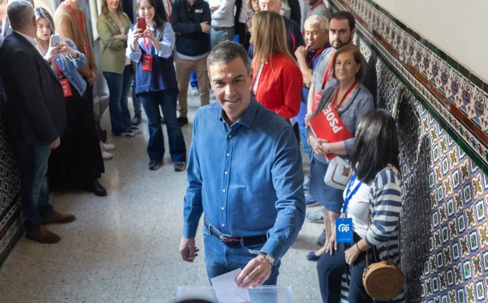 Pedro Sánchez votando el domingo.