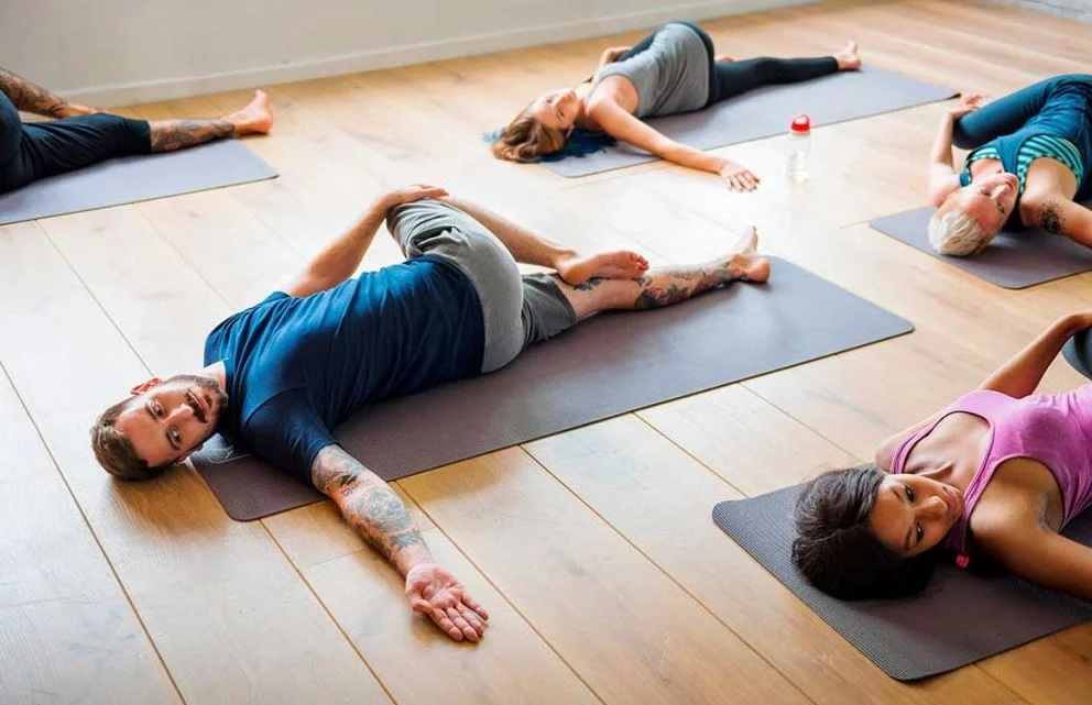 Rutina de pilates para trabajar todo el cuerpo en 15 minutos 1 Moncloa Realiza los squats de pilates para fortalecer las piernas