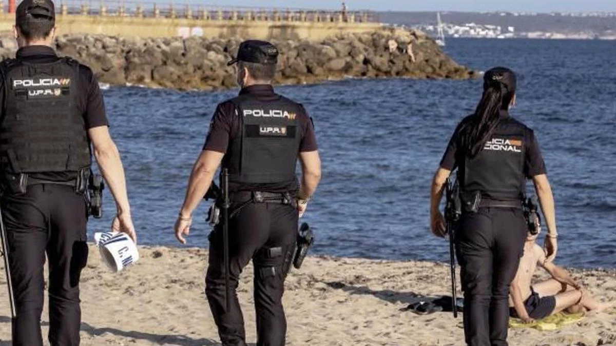 Policías nacionales en Canarias.
