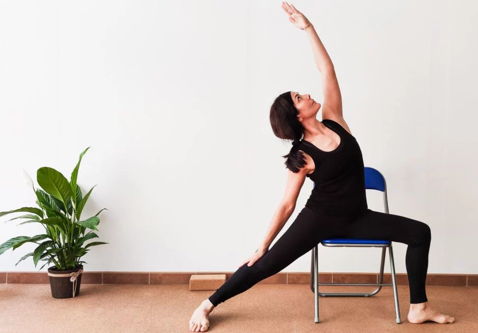 3 posturas de yoga en silla que pueden mejorar tu calidad de vida sin esfuerzo