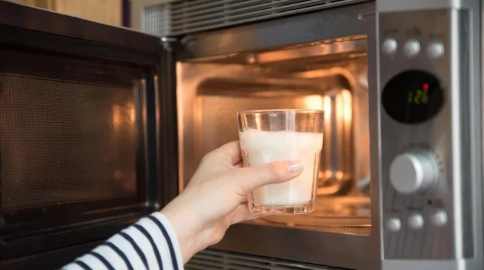 La razón oculta detrás de evitar calentar la leche en el microondas, según expertos