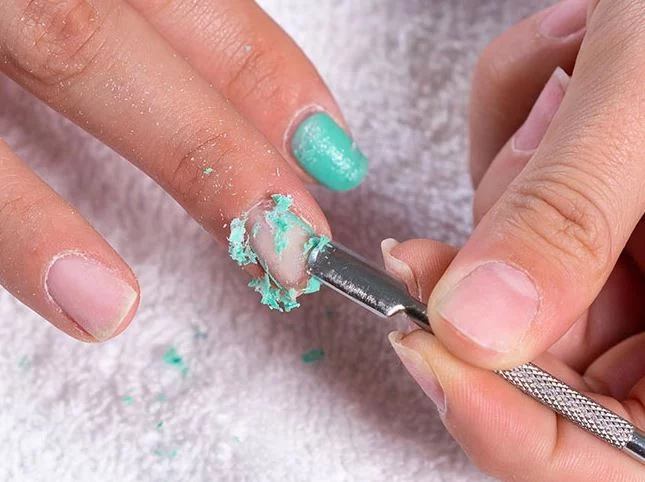 El riesgo al que te expones al utilizar los removedores de uñas acrílicas