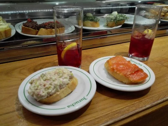 Tapas a 3 euros y 60 pinchos para elegir: El bar de toda la vida de Madrid que conquista a todos