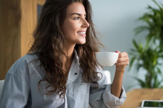 La verdad alarmante sobre el café matutino y tu estómago