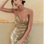 El vestido lencero dorado de Zara que causa sensación 