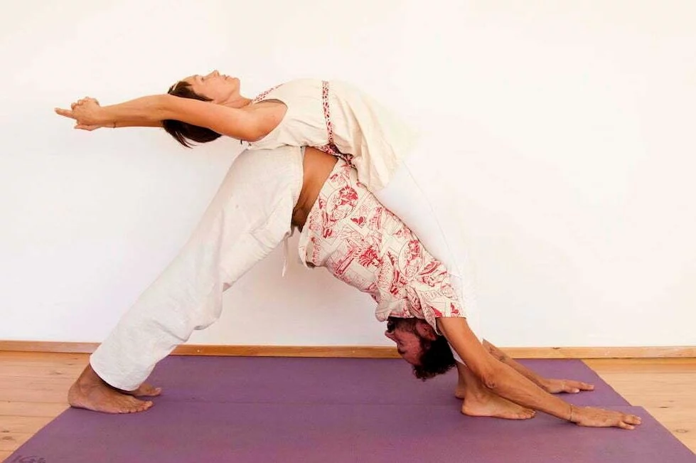 Por qué el yoga en pareja es el secreto para una conexión más fuerte 1 Moncloa ¿Cómo practicar yoga en pareja?