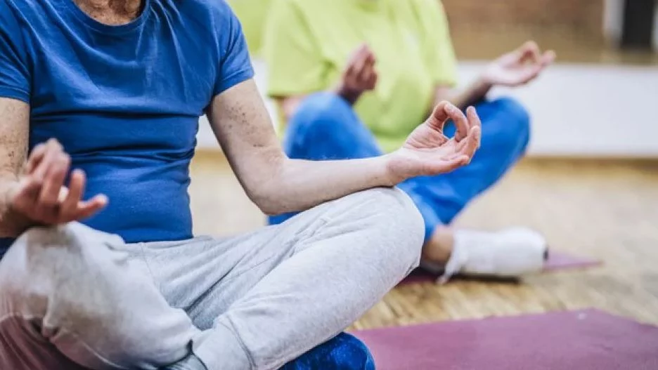 Cuatro ejercicios de yoga para que los mayores mejoren su movilidad 1 Moncloa Estos ejercicios de yoga también reducirán dolores articulares