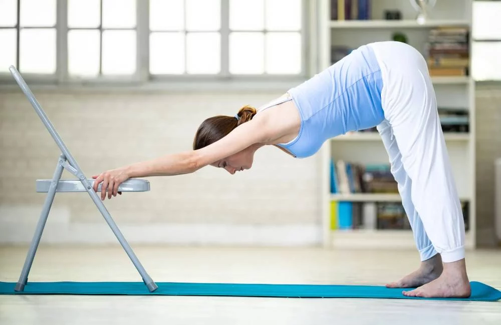 3 posturas de yoga en silla que pueden mejorar tu calidad de vida sin esfuerzo
