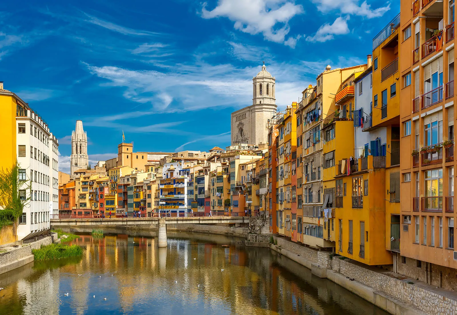 El pueblo de Girona donde el tiempo se detuvo en la Edad Media y literalmente, está amurallado y es peatonal