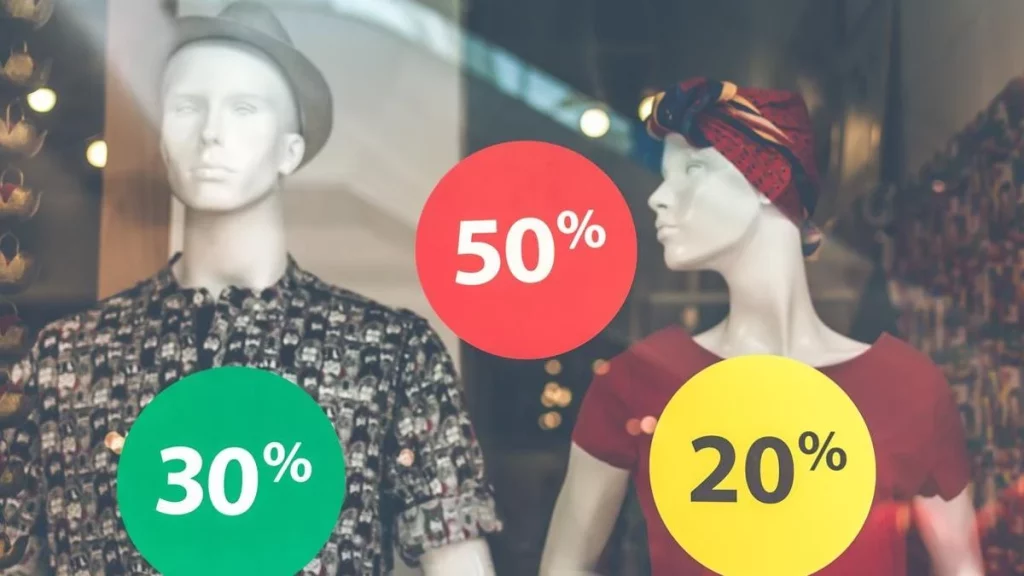 Luce elegante y veraniega con esta camiseta estampada de Sfera de menos de 7 euros 4 Moncloa ¡Lista para ahorrar! fechas de inicio de rebajas de verano 2024 en Zara, El Corte Inglés, Mango y más